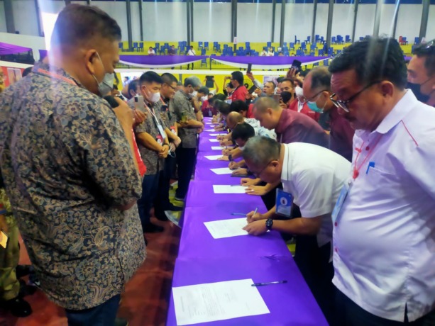 Penandatangan berita acara oleh komisi P/KB Sinode GMIM terpilih, Sabtu (26/3) dinihari.