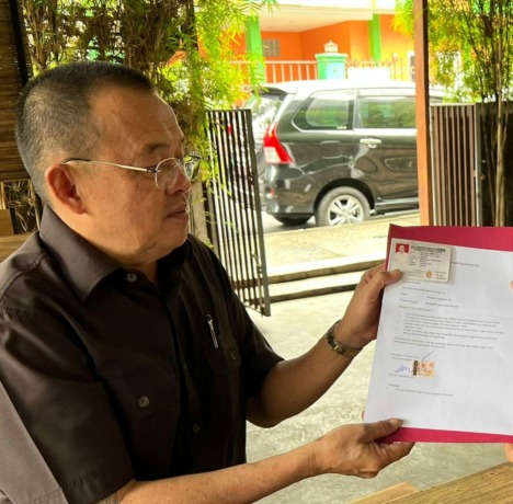 Wenny Lumentut menunjukkan Surat pengunduran dirinya dari Partai Gerindra Sulut, Rabu (23/3) di Manado.