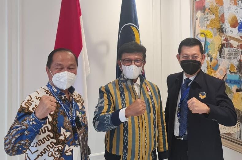 JVM (kanan) dan Max Lomban (kiri) foto bersama Sekjen Jhony Plate (tengah) di Nasdem Tower Jakarta, Senin (28/3).