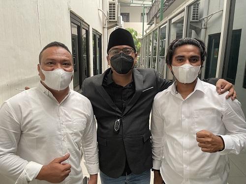 Ipda M Yusmin Ohorella dan Briptu Fikri Ramadhan bersama Muannas Alaidid (foto: twitter)
