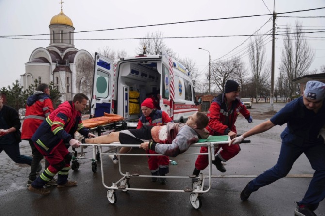 Proses evakuasi korban serangan Rusia di Mariupol, Ukraina (Istimewa)