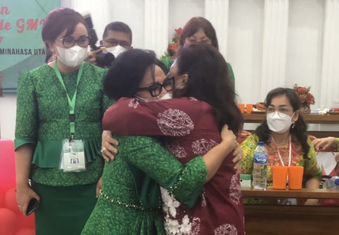 Pnt Fenny Lumanauw dan Pnt Deitje Katuuk langsung berpelukan haru usai hasil pemilihan Ketua Komisi WKI GMIM diketahui.