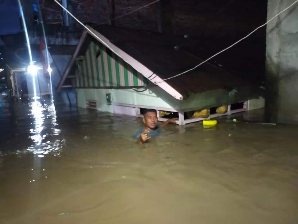 MASIH TERJADI: Beberapa titik yang terdampak banjir akibat hujan deras yang mengguyur Manado. Tampak banjir di Kelurahan Ternate Tanjung, ketinggian mencapai dada orang dewasa, Kamis (3/3).
