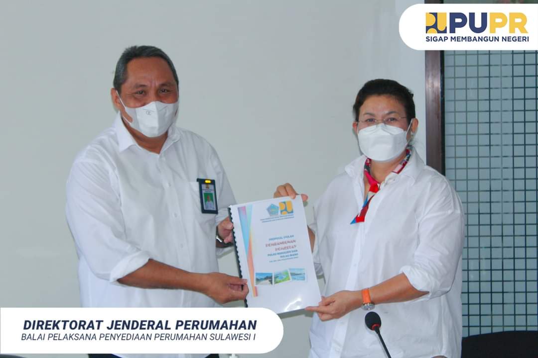 KOMPAK: Bupati Sitaro Evangelian Sasingen saat menyerahkan proposal usulan Program Pembangunan Homestay Pariwisata di Pulau Makalehi dan Biaro, Kabupaten Sitaro.
