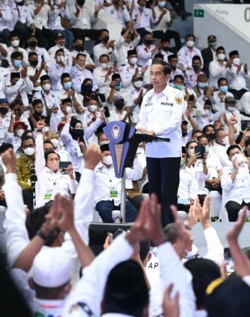 Presiden Jokowi menghadari acara dari Asosiasi Pemerintah Desa Seluruh Indonesia (Apdesi), yang menggelar silaturahmi nasional di Istora Senayan, hari ini.