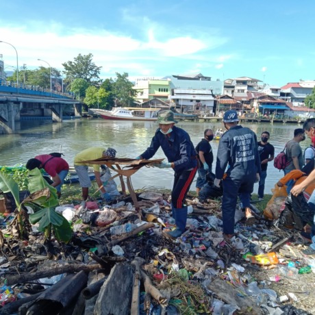 LESTARIKAN SUMBER AIR : Tampak sampah sementara dibersihkan di area Sungai Tondano (Doc : pelaksanaan   bersih sungai pada perayaan  HAD periode sebelumnya).