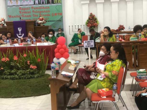 Pnt Femmy Lumanauw dan Pnt Deitje Katuuk yang duduk tak berjauhan tampak menanti hasil pemungutan suara. 