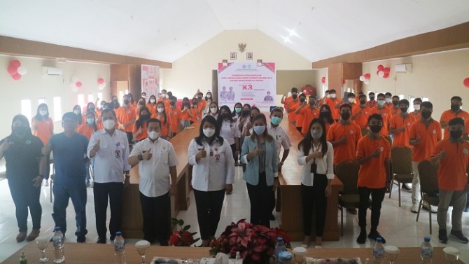 MAGANG JEPANG: LPK Tsunagu Japan Indonesia siap terbangkan ratusan siswa asal Sulut ke Jepang. Suasana foto bersama pimpinan dan siswa LPK usai pelepasan keberangkatan oleh Disnakertrans Sulut, Rabu (23/3) kemarin.