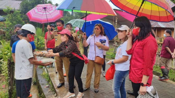 Ketua TP PKK Minsel Elsje Rosje Wongkar-Sumual bersama Indri Wongkar membawa bantuan ke masyarakat yang terkena bencana.