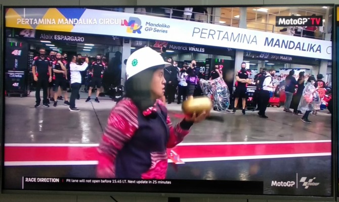 Tangkapan layar televisi saat Rara Isti Wulandari beraksi di pitlane Sirkuit Mandalika. (CANDRA KURNIA/JAWA POS)