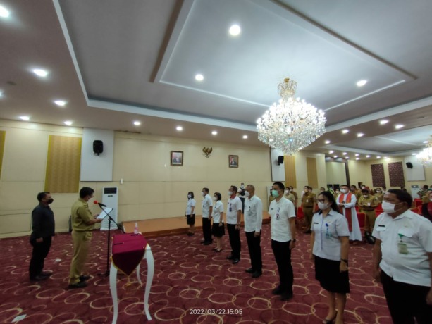 Wakil Gubernur Sulut Steven Kandouw saat melantik 8 pejabat di Pemprov Sulut. (Balladewa/MP)