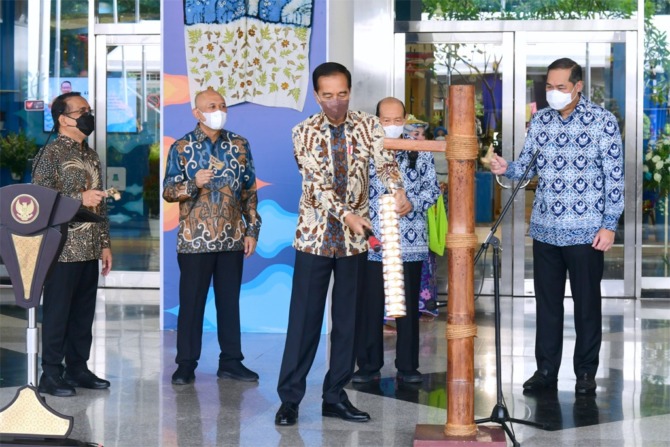 Menteri Perdagangan, Muhammad Lutfi mendampingi Presiden RI, Joko Widodo pada Pembukaan Jakarta Internasional Handicraft Trade Fair (INACRAFT) Tahun 2022 di Jakarta Convention Center, Jakarta, Rabu (23 Maret 2022).