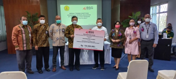 Dirut BSG Revino Pepah didampingi Pemimpin Corporate Secretary Linda Moniaga, Pemimpin Departemen Public Relations BSG Heince Rumende dan Pinca BSG Airmadidi Yolanda Manoppo, saat menyerahkan TJS kepada Rektor Universitas Klabat Denny I Rantung, Kamis (31