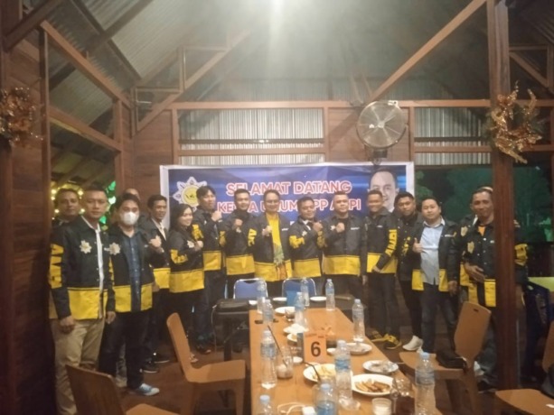 AMPI Sulut dengan Ketua Umum AMPI, Jerry Sambuaga di salah satu rumah makan di Manado, Kamis (7/4).