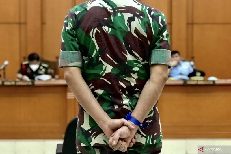 Kolonel Infanteri Priyanto (tengah) berdiri dalam posisi istirahat di tempat saat mendengar tuntutan yang dibacakan dalam persidangan di Pengadilan Militer Tinggi II, Jakarta, Kamis (21/4/2022). ANTARA/Genta Tenri Mawangi