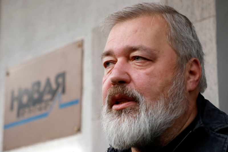 Arsip foto: Dmitry Muratov, kepala redaksi surat kabar investigatif Rusia, Gazeta, berbicara kepada para wartawan di Moskow, Rusia, 8 Oktober 2021. Muratov adalah salah satu pemenang Hadiah Nobel Perdamaian 2021. ANTARA/REUTERS/Maxim Shemetov/tm