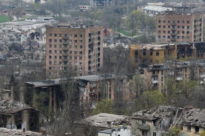 Banyak bangunan bangunan hancur akibat gempuran saat konflik Ukraina-Rusia terus berlangsung di selatan kota pelabuhan Mariupol, Ukraina, Selasa (19/4/2022). (ANTARA FOTO/REUTERS/Alexander Ermochenko/aww/cfo)