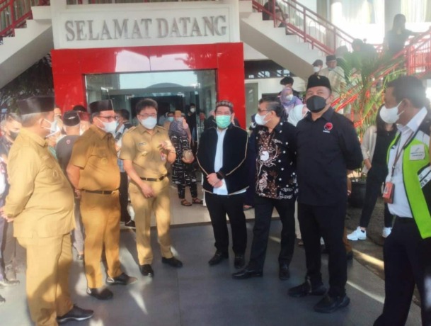 Raski Mokodompit (jaket hitam kemeja putih) bersama beberapa kepala daerah yang menunggu jenazah alm H Herson Mayulu di Bandara Sam Ratulangi Manado, Senin (18/4).