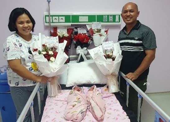 Pasutri Hendi Bagania (kanan) dan Marcella Kaeng bersama bayi kembar, Ollyvia Rita Bagania dan Stevani Devy Bagania di RSUD ODSK Sulut menerima kiriman bunga spesial ucapan selamat dari Gubernur Sulut Olly Dondokambey SE, Wagub Sulut Drs Steven Kandouw, K
