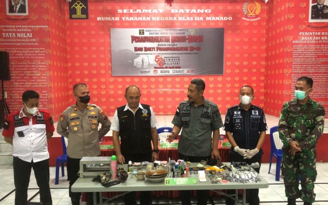 Kakanwil KemenkumHAM Sulut Haris Sukamto, Kepala BNNP Brigjen Pol Victor Lasut, Kadivpas Kanwil KemenkumHAM Sulut Kusnali serta Karutan Manado Yusep Antonius menunjukkan temuan hasil sidak, Rabu (20/4), malam. 
