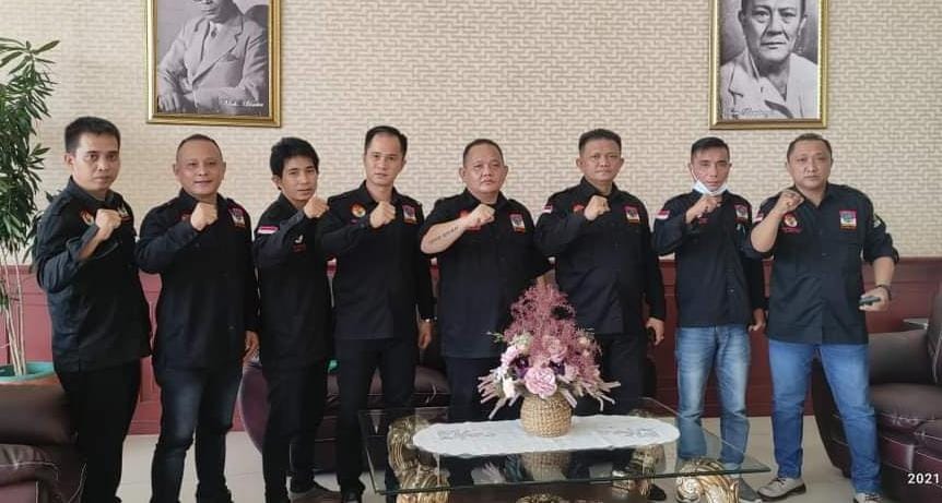 KAWAL NKRI: (dari kiri) Winsy Waturandang (Bidang Investigasi), Fidly Lengkey SE (Kepala Sekretariat), Erdi Dirangga (Kabid IT), Fernando Melo (Sekretaris), Defly Lengkey (Ketua), Stenly Pakasi (Bendahara), Maudy Mumu (Kabid Humas), Juent Mongkaren (Kabid