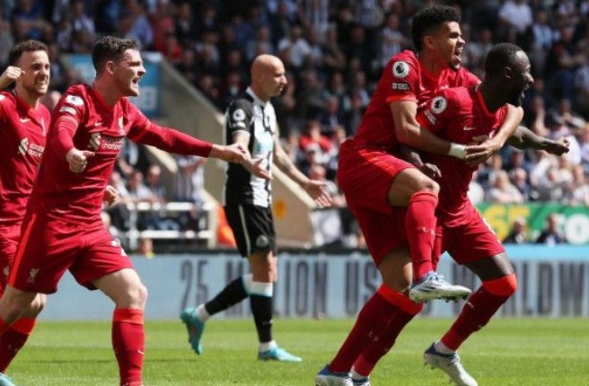Gelandang Liverpool Naby Keita (kanan) melakukan selebrasi dengan rekan setimnya setelah mencetak gol ke gawang Newcastle United dalam pertandingan Liga Inggris pada Sabtu (30/4). (Scott Heppell/Reuters/Antara)