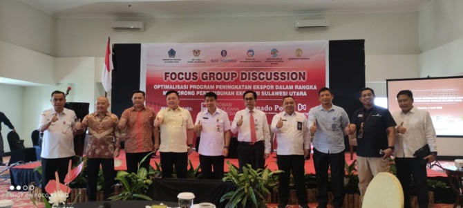 EKONOMI PULIH: (Dari kiri) Karo Ekonomi Setprov Lukman Lapadengan, Ketua APINDO Sulut Nicko Lieke, Pemred Manado Post Tommy Waworundeng, Brigjen Polri Yehu Wangsajaya, Sekprov Asiano Gamy Kawatu,  Kepala BI Arbonas Hutabarat, Kepala BPS Asim Saputra, Kaka