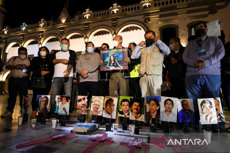 Arsip - Wartawan Meksiko berkumpul di sekitar foto rekan-rekannya yang telah dibunuh saat mereka memprotes pembunuhan terhadap jurnalis foto Margarito Martinez dan jurnalis Lourdes Maldonado, di Veracruz, Meksiko, 25 Januari 2022. (ANTARA/Reuters/Yahir Ce