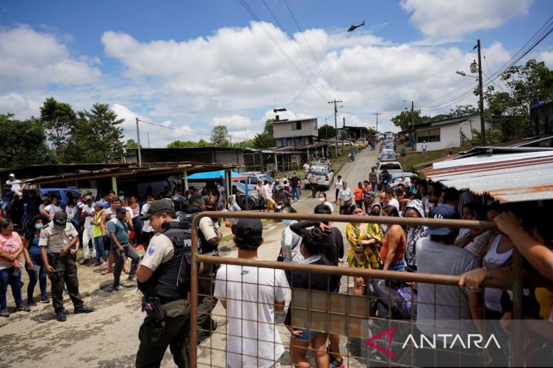 Anggota keluarga narapidana berkumpul di luar penjara Santo Domingo de los Tsachilas setelah pihak berwenang Ekuador melaporkan bahwa mereka berhasil memadamkan kerusuhan dan menangkap kembali beberapa narapidana yang melarikan diri, di Santo Domingo, Eku