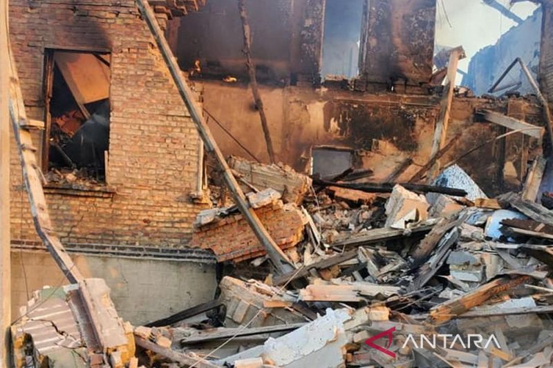 Puing-puing terlihat di sebelah bangunan yang sebagian runtuh, setelah sebuah gedung sekolah terkena serangan bom, di desa Bilohorivka, Luhansk, Ukraina, 7 Mei 2022. (Layanan Darurat Negara/HO via Reuters/as)