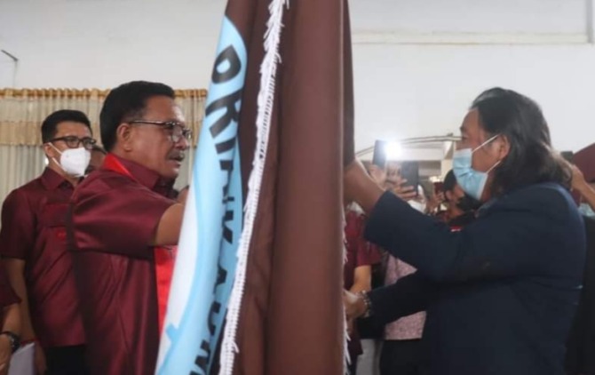 Ketua Komisi P/KB Sinode GMIM Pnt Maurits Mantiri didampingi Koordinator Bidang Litbang, Infokom, IT, Kesekretariatan dan P/KB Centre Pnt dr Pitter Lumingkewas (kiri) saat menyerahkan pataka Panji Yosua kepada Panglima Panji Yosua P/KB GMIM James Sumendap