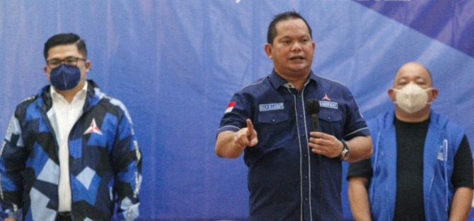 Ketua DPD PD Sulawesi Utara Dr dr Elly Engelbert Lasut (tengah) beserta jajarannya, gencar melakukan konsolidasi ke tingkat kecamatan dan desa ataupun lingkungan se Provinsi Sulawesi Utara.