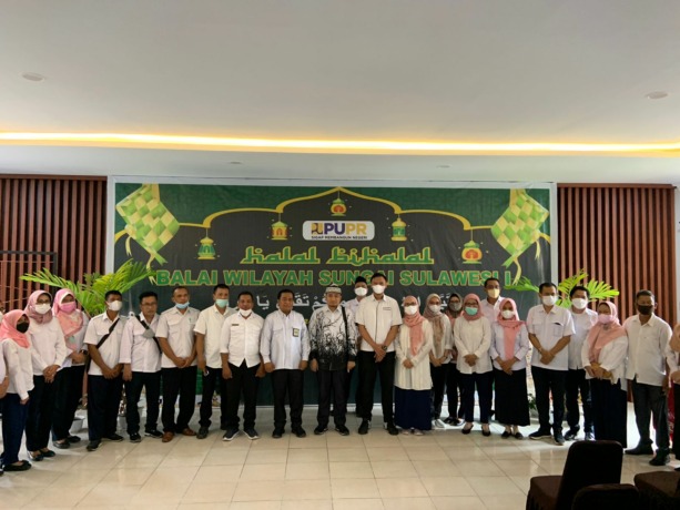 HALAL BIHALAL: Tampak suasana silaturahmi antar pegawai di BWS Sulawesi I, (9/5).