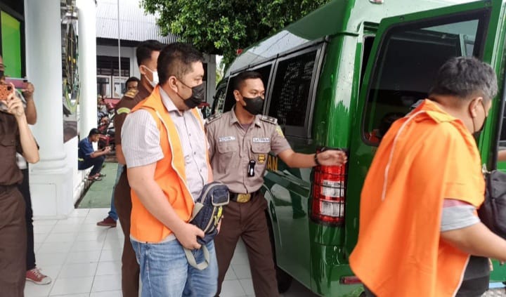 Oknum Staf Ahli Bupati Sitaro dan seorang tersangka lainnya (mengenakan rompi orange) saat keluar dari ruang pemeriksaan Kejari Sitaro.
