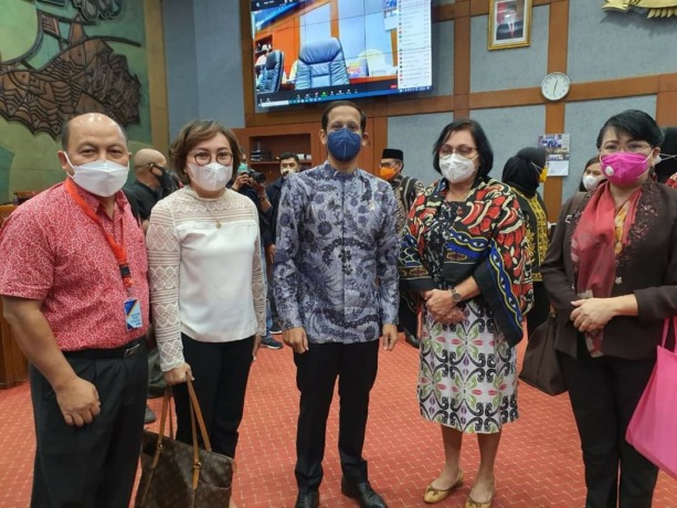 SINERGITAS: (dari kiri) Wakil Rektor III UKIT Dr Franky Tulungen, Ketua Tim Kerja Pendirian Fakultas Ekonomi dan Bisnis UKIT dengan Prodi Manajemen dan Prodi Kewirausahaan Dr Peggy Mekel, Mendikbudristek Nadiem Makarim, Anggota DPR RI Komisi X Adriana Don