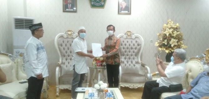 Suhendro Boroma menyerahkan SK PW IPHI Sulut yang ditandangani Ketua PP IPHI Ismet Hasan Putro kepada Kakanwil Kemenag Sulut Hi Anwar Abubakar SAg MPd di ruang kerja Kakanwil, Jumat (27/5/2022).