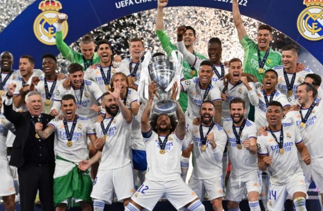 Para pemain Real Madrid merayakan keberhasilan menjadi juara Liga Champions 2021-2022. (Paul Ellis/AFP)