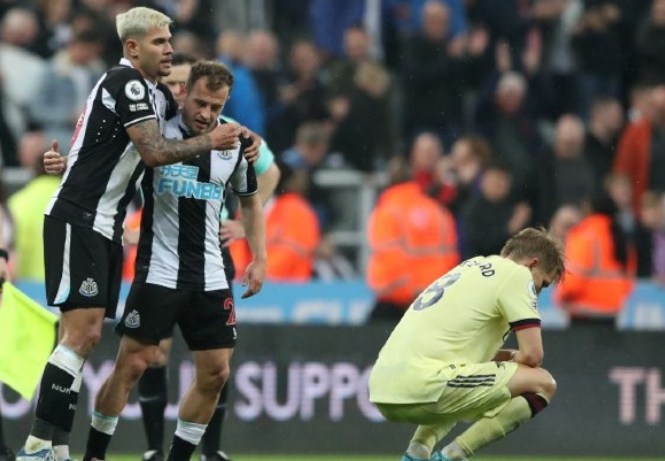 Pemain Newcastle United Joelinton dan Ryan Fraser merayakan kemenangan timnya atas Arsenal Martin 2-0 dalam laga Liga Premier di Stadion St James