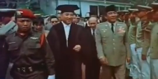 Momen Kemesraan RI-Korut, Soekarno dan Kim Il Sung Sahabat Erat Potret Kedekatan Soekarno dan Kim Il Sung. (Instagram/@perfectlifeid ©2021)
