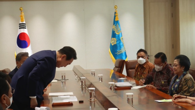 Presiden Korea Selatan Yoon Suk-yeol, menghormati Presiden kelima Indonesia Megawati Soekarnoputri, di Istana Kepresidenan Korea di Seoul. Gubernur Sulut Olly Dondokambey ikut mendampingi anak pendiri Republik Indonesia tersebut. (Olly Dondokambey for MP)