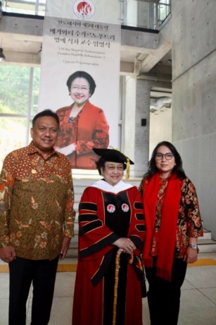 Gubernur Sulut Olly Dondokambey bersama Ir Rita Maya Dondokambey-Tamuntuan saat mendampingi Megawati Soekarnoputri saat menerima penghargaan.