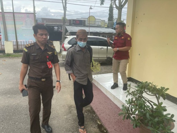 Tim JPU Cabjari di Dumoga menahan tersangka sangadi berinisial KB. (Romansyah/MP)