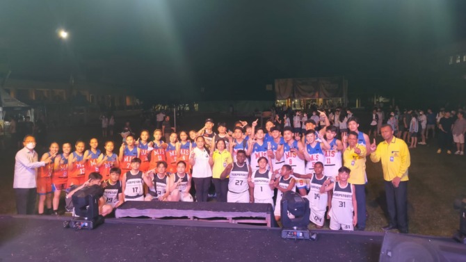 Seluruh tim MIS bersama Direkrut dan pimpinan sekolah usai acara penutupan MIS SA Cup 2022.