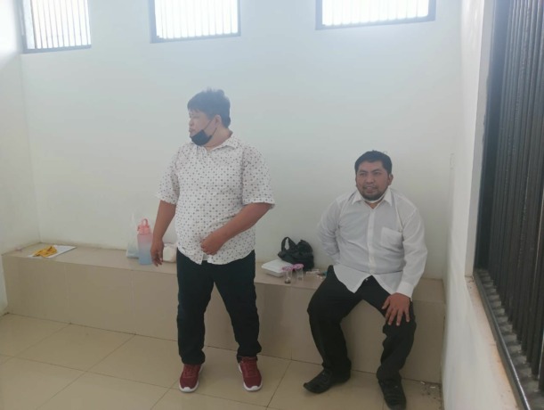 Kedua tersangka, mantan Kadis PMD Sitaro NT Alias Erens bersama penyedia barang AM alias Alex, antri di Pengadilan Negeri Manado, Jumat (27/5) menunggu giliran sidang pembacaan dan surat dakwaan. (Istimewa)