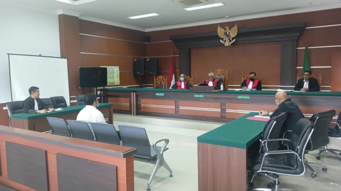 Tersangka mantan Kadis PMD Sitaro NT Alias Erens sementara dalam persidangan, di Pengadilan Negeri Manado, Jumat (27/5). (Istimewa)