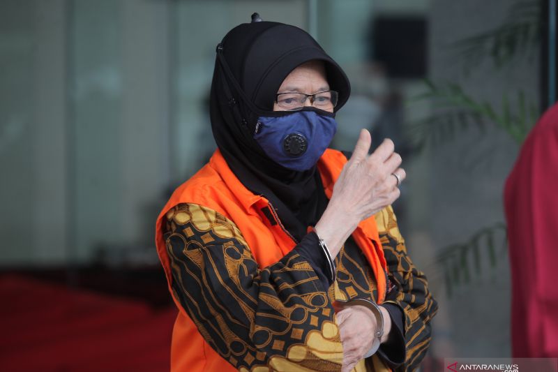 Tersangka kasus dugaan korupsi Perum Jasa Tirta II Andririni Yaktiningsasi berjalan menuju mobil tahanan seusai pemeriksaan di Gedung Merah Putih KPK, Jakarta, Selasa (30/11/2021). (ANTARA/Reno Esnir)