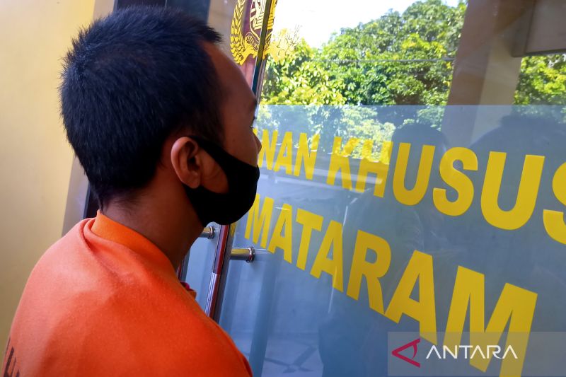Polisi ketika menghadirkan tersangka pengunggah foto syur seorang perempuan asal Lombok Barat di media sosial Facebook, dalam konferensi pers di Polresta Mataram, NTB, Kamis (2/6/2022). (ANTARA/Dhimas B.P.)