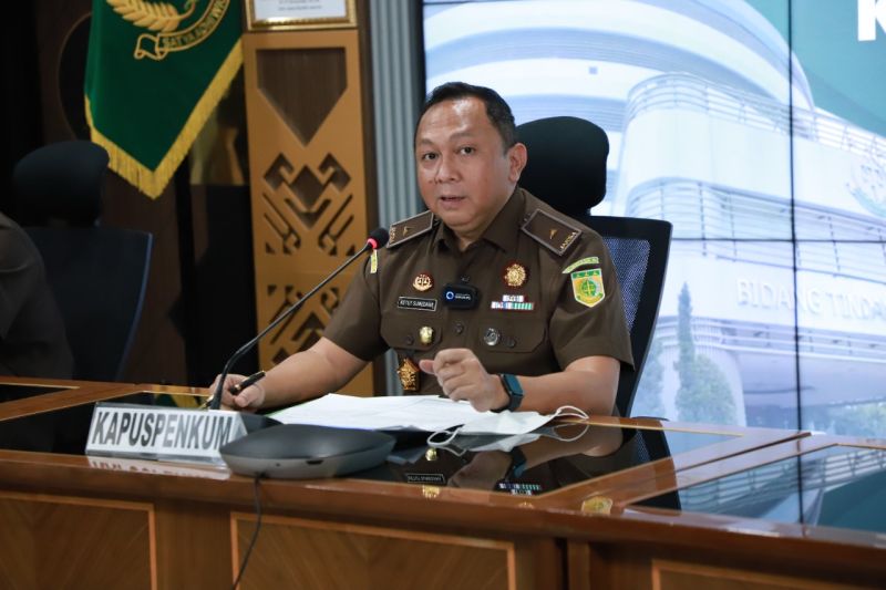 Kepala Pusat Penerangan Hukum (Kapuspenkum) Kejaksaan Agung RI Ketut Sumedana, menyampaikan konferensi pers di Gedung Kejaksaan, Jakarta, Rabu (15/6/2022). (ANTAR/HO-Puspenkum Kejaksaan Agung)