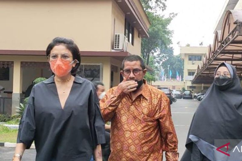 Artis Nikita Mirzani didampingi pengacaranya Fachmi Bachmit mendatangi Propam Mabes Polri untuk membuat aduan, Rabu (21/6/2022). ANTARA/Laily Rahmawaty
