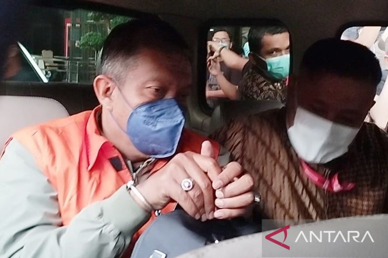 Tersangka bekas Wali Kota Yogyakarta, Haryadi Suyuti (kiri), berada dalam mobil tahanan di Gedung KPK, Jakarta, Jumat (3/6/2022). KPK telah menetapkan dia bersama tiga orang lainnya sebagai tersangka kasus dugaan suap. ANTARA/Benardy Ferdiansyah